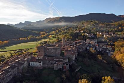 <b>Santa Pau</b> tiene una superficie de 48,84 km2 y el 81% del municipio forma parte del Parc Natural de la Zona Volcánica de la Garrotxa. Fue declarado conjunto histórico artístico el 22 de julio de 1971, porque preserva su carácter medieval, entre murallas y calles estrechas. Dentro del recinto hay el castillo de la baronía de Santa Pau, documentado a mediados del siglo XIII y situado a los pies de la sierra de Finestres. En sus alrededores se encuentra la Fageda d'en Jordà, un espectacular hayedo de gran interés ecológico y paisajístico, excepcional por la altura a la que se encuentra, y volcanes únicos en la Península Ibèrica como el de Santa Margarida o el Croscat. En Gastronomía, destaca la judía de Santa Pau, que en 2015 obtuvo la Denominación de Origen Protegida.