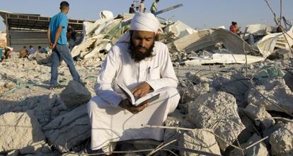Un árabe israelí, en las ruinas de una mezquita demolida.