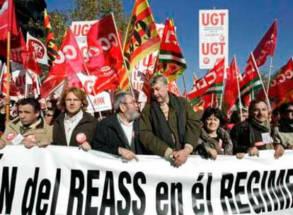 Manifestación de agricultores ayer en Madrid, con Méndez y Fidalgo (en el centro) a la cabeza.