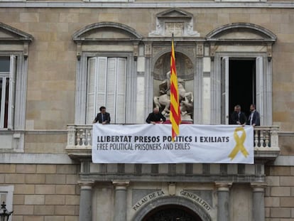Mientras el Govern de Quim Torra mantiene su primera reunión los servicios de protocolo de la Generalitat instalan una gran pancarta en la fachada del Palau a favor de los políticos encarcelados. 