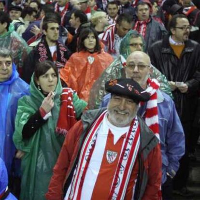 Una mujer fuma en las gradas del estadio de San Mamés.