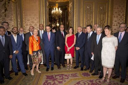 Antonio Caño, junto a otros premiados en la Casa de América.