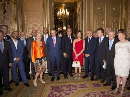 Antonio Caño, junto a otros premiados en la Casa de América.