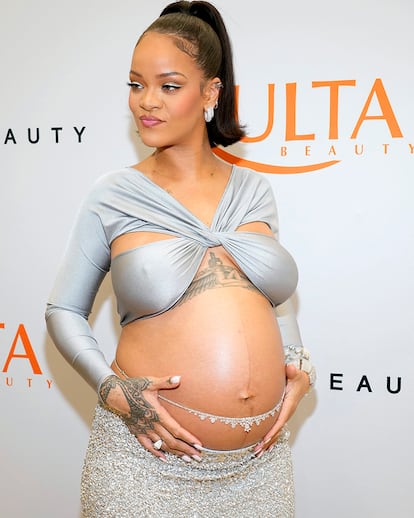 Rihanna, embarazada, luciendo ombligo.