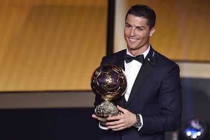 Cristiano Ronaldo, Balón de Oro. El jugador del Real Madrid consigue su tercer galardón, el segundo consecutivo, por delante de Lionel Messi y Neuer.