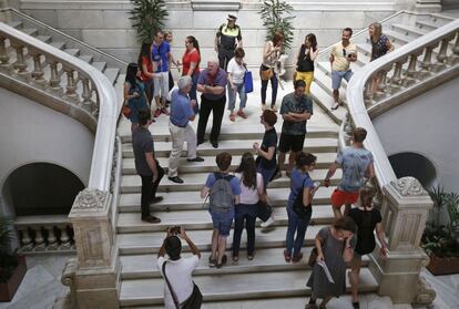 Decenas de visitantes acceden al balcón municipal y al resto de estancias históricas a través de la conocida escalinata de mármol.