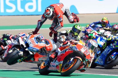 El piloto español Jorge Lorenzo cae en la carrera de MotoGP del Gran Premio de Aragón celebrado en el circuito de Alcañiz (Teruel).