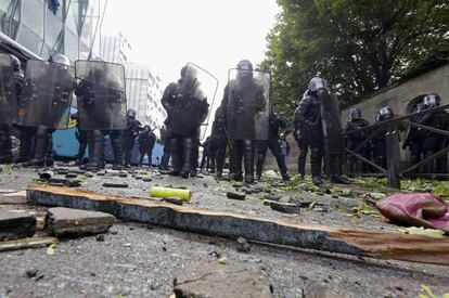 Gendarmes en línea frente a una calle llena de escombros durante los enfrentamientos, en París.