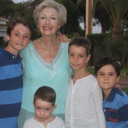 Celia con sus nietos en la foto que llevaba de perfil de WhatsApp. Adrián, así izquierda, con camisa blanca; abajo, Guillermo