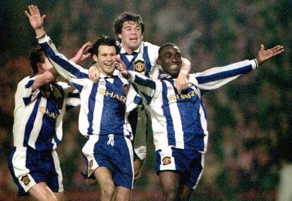 Andy Cole, del Manchester United, celebra su gol rodeado de sus compañeros, Steve Bruce, Ryan Giggs y Gary Neville en el partido contra Sunderland en la Copa de la Asociación de Fútbol en 1996.