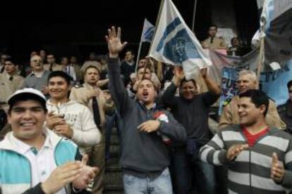 Un grupo de prefectos protesta frente al Edificio Guardacostas, sede de la fuerza en la ciudad de Buenos Aires, para pedir mejoras salariales.