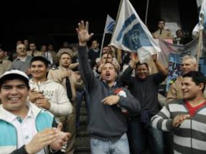 Un grupo de prefectos protesta frente al Edificio Guardacostas, sede de la fuerza en la ciudad de Buenos Aires, para pedir mejoras salariales.
