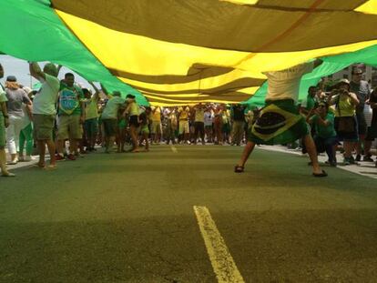 O número de manifestantes no Rio de Janeiro é, por enquanto, muito menor que no último protesto pró-impeachment de 16 de agosto. O objetivo, segundo os organizadores "não é encher", é "esquentar" para uma passeata maior que haverá em março.