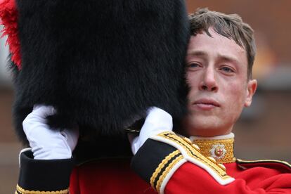 Un guardia de Coldstream, emocionado durante la ceremonia militar tras el anuncio del nombramiento de Carlos III en el palacio de Saint James. 