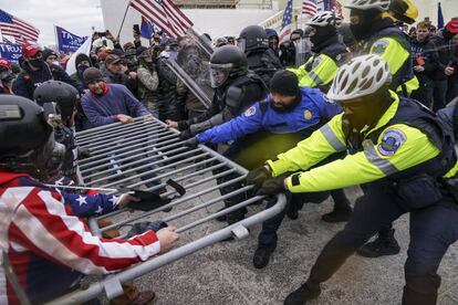 Los partidarios de Trump intentan romper una barrera policial