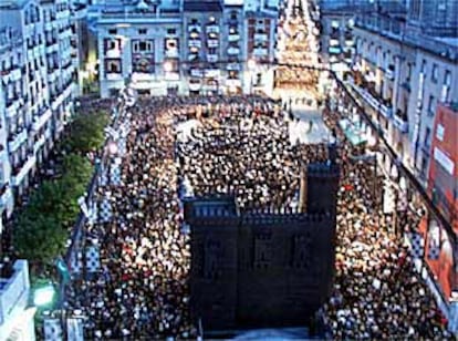 Una vista de la repleta plaza de España de Alcoy, anoche, en el inicio de los Moros y Cristianos.