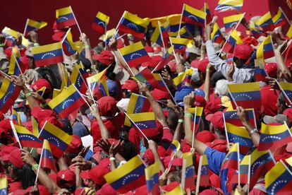 Por las calles del oeste de Caracas se percibía una hilera de camisas rojas y banderas de personas que acudían al acto convocado por el chavismo.