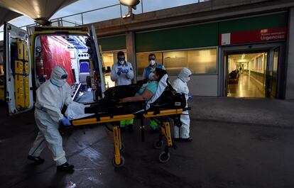 Profesionales del Summa llegando al hospital Infanta Leonor.