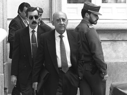 El teniente general Emilio Alonso Manglano, exdirector del Cesid, saliendo de declarar en el Tribunal Supremo.