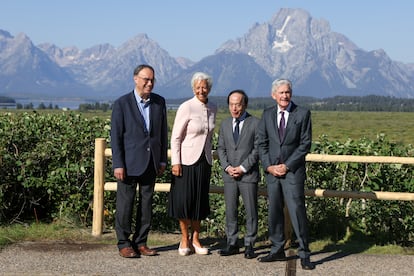 El gobernador del Banco de Inglaterra, Andrew Bailey, la presidenta del Banco Central Europeo, Christine Lagarde, el gobernador del Banco de Japón, Kazuo Ueda, y el presidente de la Reserva Federal, Jerome Powell, posan para una foto mientras asisten al simposio de política económica de Jackson Hole 2025 del Banco de la Reserva Federal de Kansas City, este viernes.