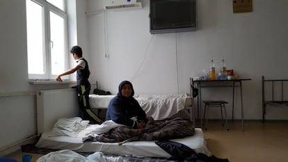 La iraquí Sama y uno de sus nietos en su habitación del centro de refugiados de Galati (Rumania).