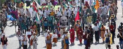 Los campesinos sin tierra indios protestan ayer en las calles de Nueva Delhi.