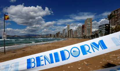 Las cintas que impedían el paso a la playa en Benidorm con la frase "no pasar" han sido cambiadas por las de "Benidorm".