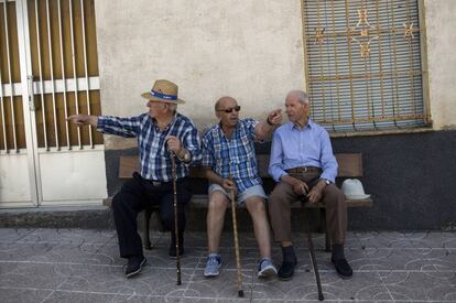 Tres hombres indican un camino en el pueblo de Almorox.