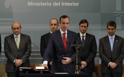 Francisco Martínez, en su toma de posesión en 2012. A la izquierda, Jorge Fernández Díaz.