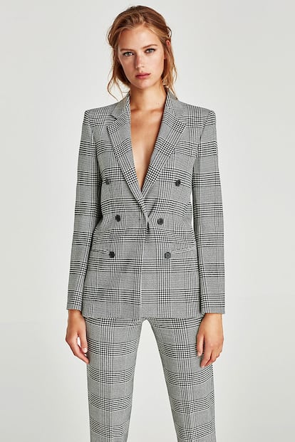 Traje de chaqueta y pantalón de Zara estampado con la tendencia de la temporada: los cuadros grises. La americana cuesta 79,95 y el pantalón se queda en 39,95 euros.