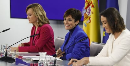La portavoz del Gobierno y ministra de Política Territorial, Isabel Rodríguez (c) junto con la ministra de Educación, Pilar Alegría (i) y la ministra de Comercio, Turismo e Industria, Reyes Maroto (d) durante la rueda de prensa tras el Consejo de Ministros este lunes en la Moncloa.