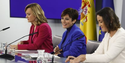 La portavoz del Gobierno y ministra de Política Territorial, Isabel Rodríguez (c) junto con la ministra de Educación, Pilar Alegría (i) y la ministra de Comercio, Turismo e Industria, Reyes Maroto (d) durante la rueda de prensa tras el Consejo de Ministros este lunes en la Moncloa. 
 