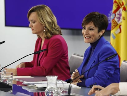 La portavoz del Gobierno y ministra de Política Territorial, Isabel Rodríguez (c) junto con la ministra de Educación, Pilar Alegría (i) y la ministra de Comercio, Turismo e Industria, Reyes Maroto (d) durante la rueda de prensa tras el Consejo de Ministros este lunes en la Moncloa. 
 