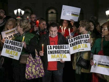 Manifestación contra la pobreza energética en la plaza Sant Jaume de Barcelona en febrero de 2020.