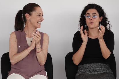 Claudia Sheinbaum y Luisa María Alcalde, durante un evento en Ciudad de México, en abril de 2022.