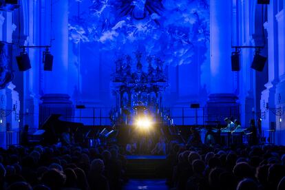 Un momento de la interpretación de la 'God-music' de 'Black Angels', de George Crumb, con el violonchelista Thomas Kaufmann en lo alto y Patricia Kopatchinskaja a la derecha, frotando con arcos de contrabajo las copas afinadas junto a Meesung Hong Coleman y Marko Milenković.