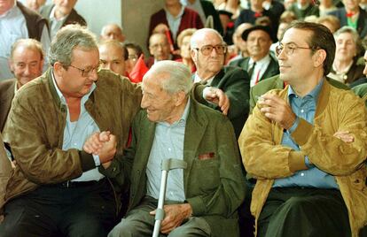 Ramón Rubial (c) es saludado por Txiki Benegas, en presencia de Nicolás Redondo, en un acto político en Bilbao en 1998.