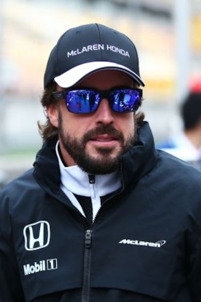 Fernando Alonso camina en el 'paddock' del circuito de Shangái