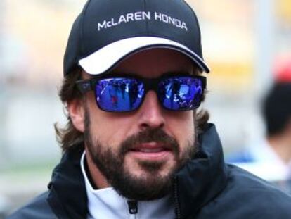 Fernando Alonso camina en el 'paddock' del circuito de Shangái