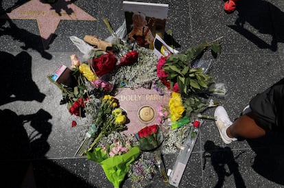 Altar en la Estrella de la Fama de Dolly Parton, en Hollywood, Los Angeles, California, este martes.