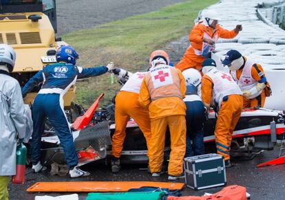 Los médicos de Suzuka atienden a Bianchi tras el accidente.