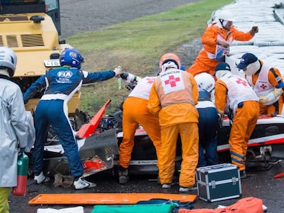 Los médicos de Suzuka atienden a Bianchi tras el accidente.
