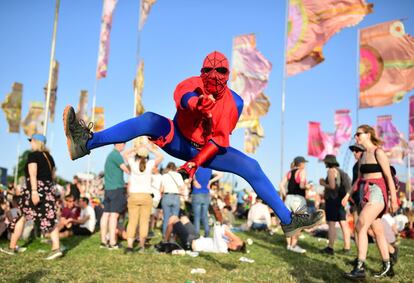 Un asistente disfrazado de Spiderman salta por los aires, el 27 de junio de 2019. 