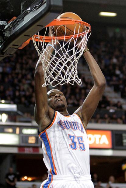 Kevin Durant realiza un mate en el partido ante Sacramento.