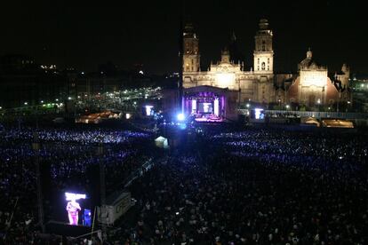 En 2009 el cantante ranchero de 'Por tu maldito amor' rompió un nuevo Récord Guiness de parejas besándose al mismo tiempo. Más de 39.000 asistentes lo hicieron durante el concierto de Fernández en el Zócalo de Ciudad de México.