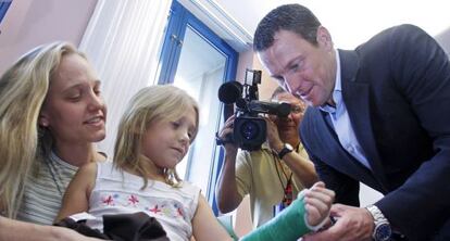 Armstrong firma un autógrafo a una niña enferma en 2007.