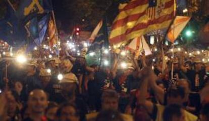 Cientos de personas acompañan a los mineros de la "marcha negra" a su paso por la calle Princesa en dirección a la Puerta del Sol, en Madrid.