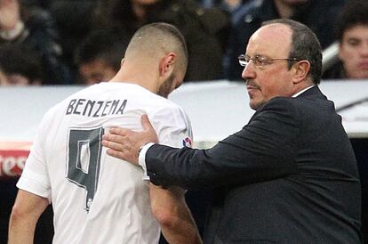 Rafa Benítez felicita a Benzema.