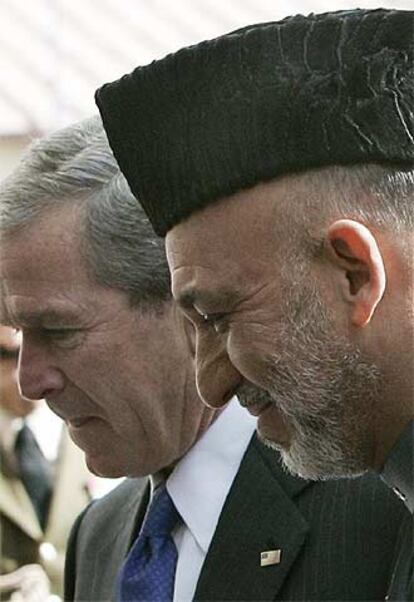 George W. Bush y el presidente afgano, Hamid Karzai, ayer en Kabul.