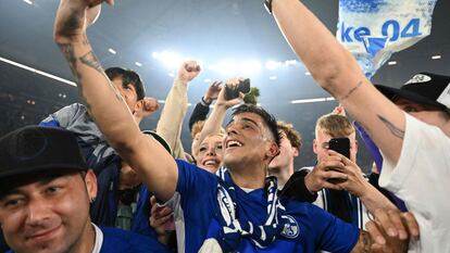 Zalazar se hace un selfi en plena fiesta del ascenso.